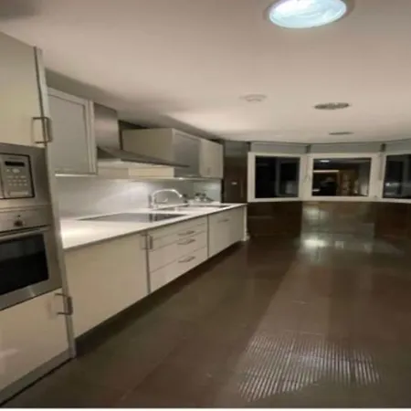Embrujo De Banus - Spacious 2 Bedroom Steps Away From