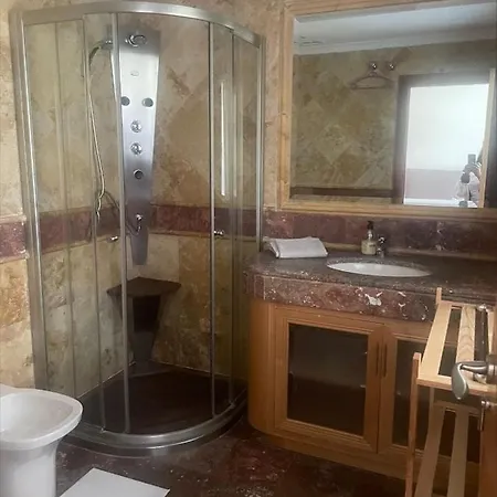 Embrujo De Banus - Spacious 2 Bedroom Steps Away From *