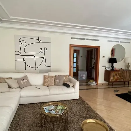 Embrujo De Banus - Spacious 2 Bedroom Steps Away From